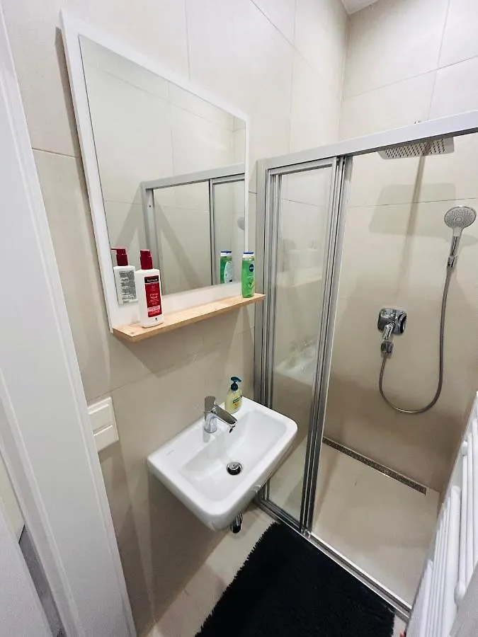 וינה 50M2 Central Flat Close To Metro דירה